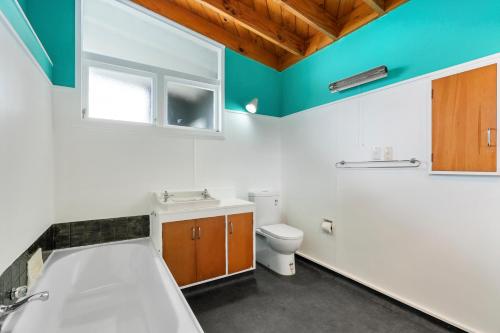 Kuchyň nebo kuchyňský kout v ubytování Queenie - Waikanae Beach Holiday Home