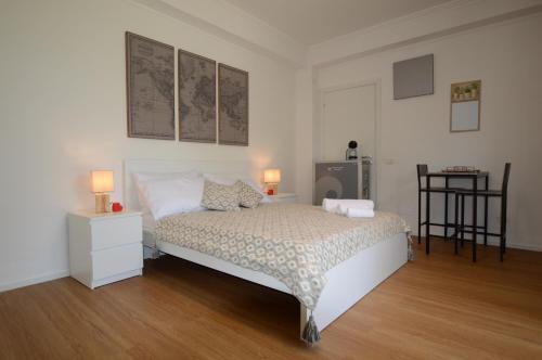 een slaapkamer met een bed met twee lampen erop bij CASA BLANCA in Latina