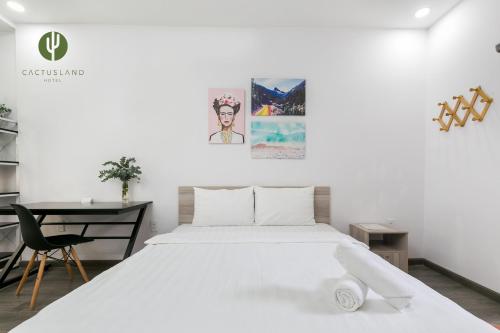 Giường trong phòng chung tại Cactusland Apartment