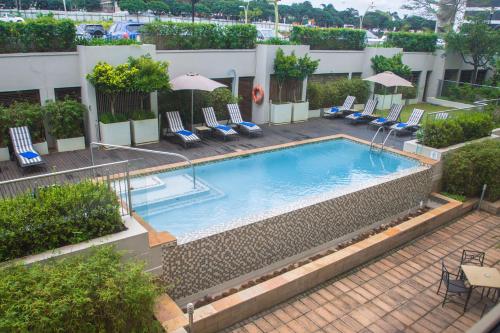 Kolam renang di atau di dekat Holiday Inn Express Durban - Umhlanga, an IHG Hotel