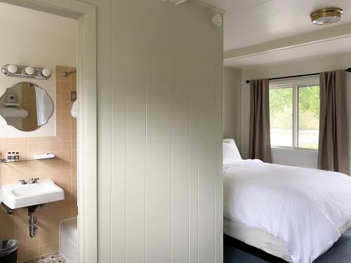 Ένα ή περισσότερα κρεβάτια σε δωμάτιο στο The River Hills Motel - Algoma, WI - Near Door County