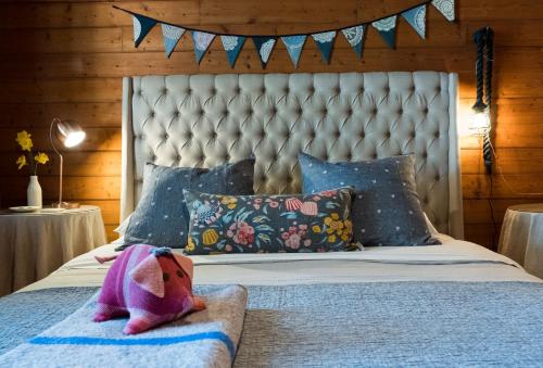 sypialnia z białym łóżkiem z wezgłowiem w obiekcie Merrijig Inn w mieście Port Fairy