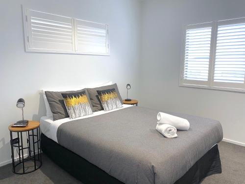 - une chambre avec un lit, 2 tables et 2 fenêtres dans l'établissement Galaxy Lakeview House, à Lac Tekapo