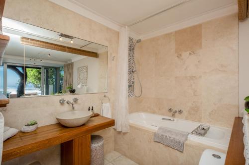 Wixy في كيب تاون: حمام مع حوض وحوض ومرآة