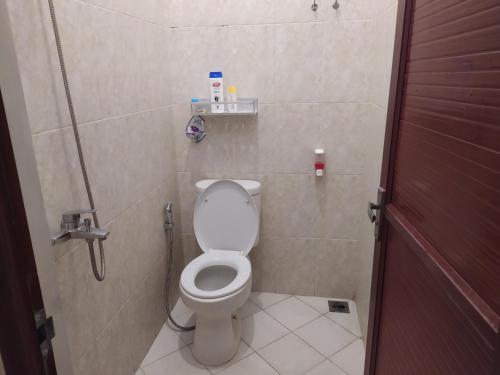 - Baño con aseo en una cabina en House of Kadipaten, en Yogyakarta