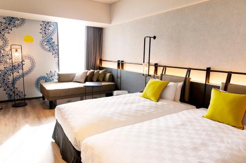 ein Hotelzimmer mit 2 Betten und einem Sofa in der Unterkunft Tokyo Bay Shiomi Prince Hotel in Tokio