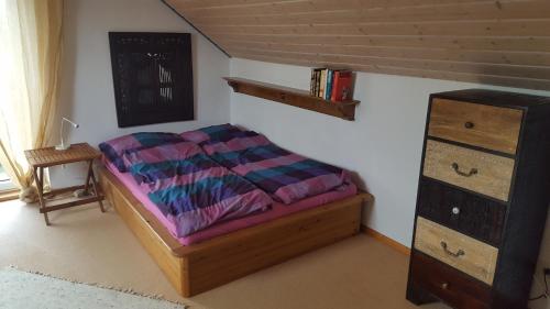 una camera con letto e cassettiera di gemütliches Appartement mit Wohnküche und Balkon a Salem