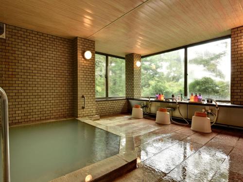 a large bathroom with a tub with two sinks at Mizu no Kaori in Hakone