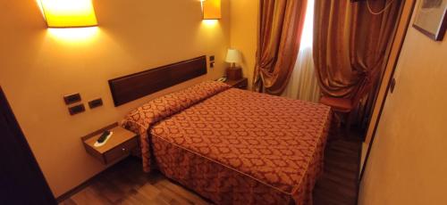 Ein Bett oder Betten in einem Zimmer der Unterkunft Hotel Le Boulevard