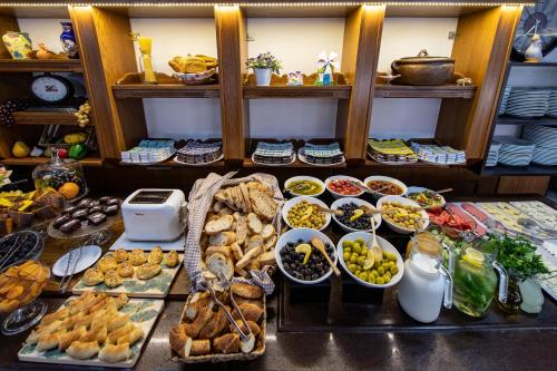 ein Buffet mit vielen verschiedenen Speisen in der Unterkunft Kozan City Hotel in Izmir