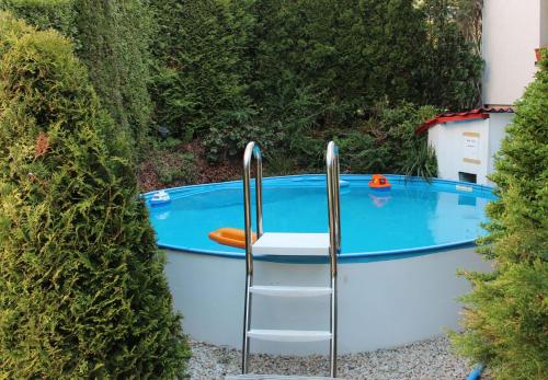 a small swimming pool with a chair in a yard at Ferienhaus Laura in Amtsberg