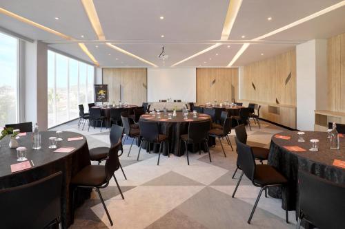 a large dining room with tables and chairs at Ibis Samarinda in Samarinda