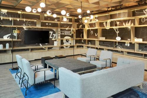 a dining room with a table and chairs and a tv at Ibis Samarinda in Samarinda