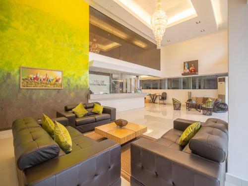 uma sala de estar com dois sofás e uma mesa em Tancor Residential Suites em Cebu