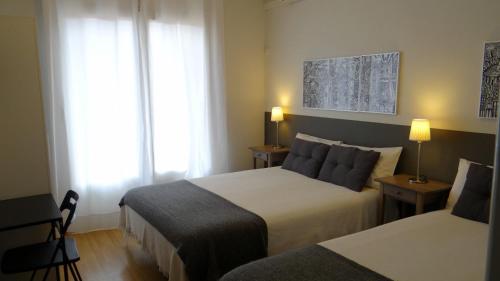 Posteľ alebo postele v izbe v ubytovaní Hostal El Ninot