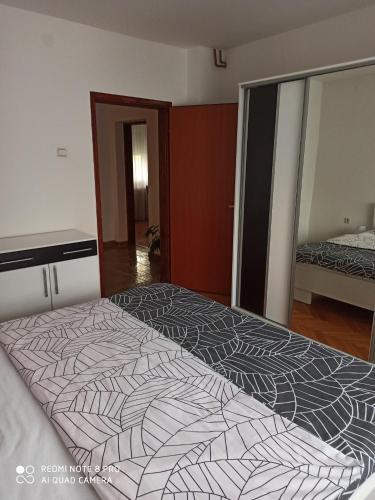 Cama grande en habitación con cama grande sidx sidx sidx en Apartman Mima en Banja Luka