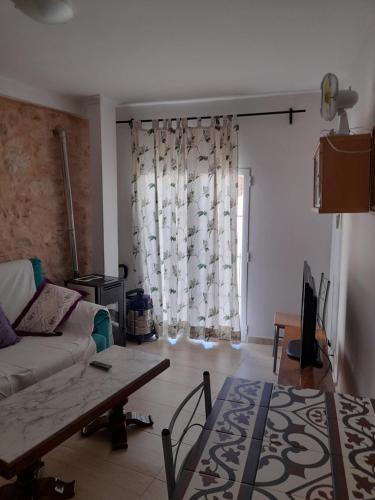 ein Wohnzimmer mit einem Sofa und einem Tisch in der Unterkunft Camino a Monasterio de piedra in Alhama de Aragón