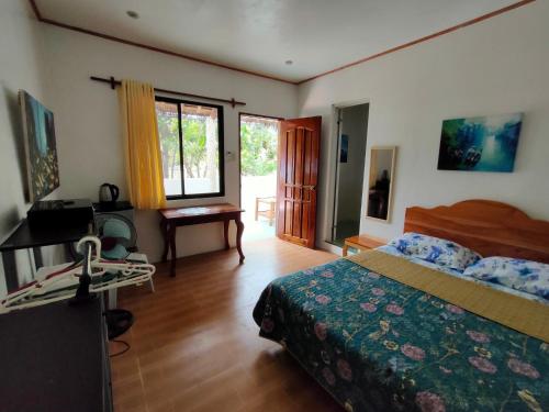 Postel nebo postele na pokoji v ubytování Moalboal T Breeze Coastal Resort