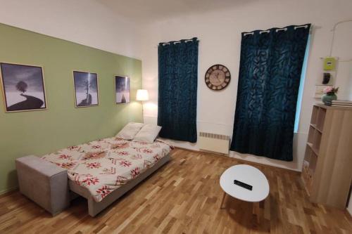 une chambre avec un lit et une table dedans dans l'établissement Joli T2 proche Vieux-port, Terrasses du port et Metro Joliette, à Marseille