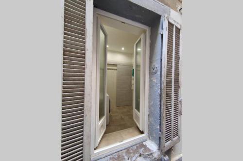 d'une fenêtre donnant sur la salle de bains pourvue d'une douche. dans l'établissement Joli T2 proche Vieux-port, Terrasses du port et Metro Joliette, à Marseille