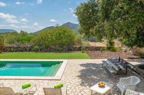 a swimming pool with chairs and a table and a table at Can Gallot De Punxuat in Algaida