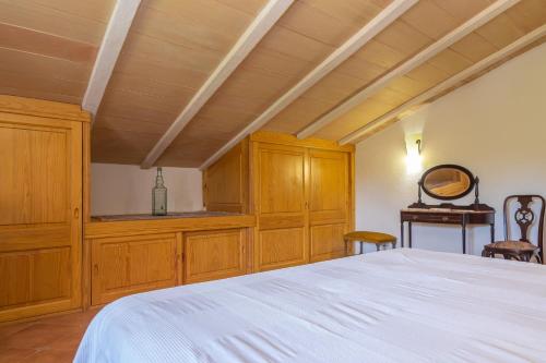 a bedroom with wooden cabinets and a bed at Can Gallot De Punxuat in Algaida