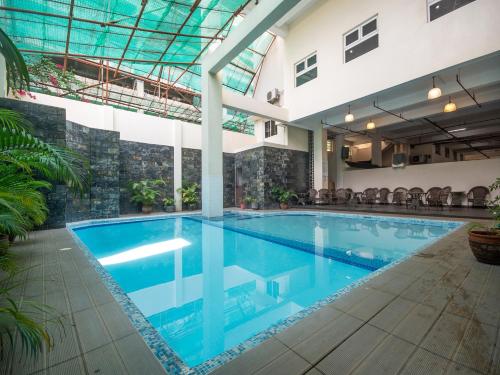 uma grande piscina num edifício com tecto em Tancor Residential Suites em Cebu
