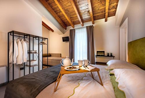 Praticello di GattaticoにあるLe Ferrerie agriturismo fattoria Marchesiniのベッドルーム(ベッド1台、テーブル付)