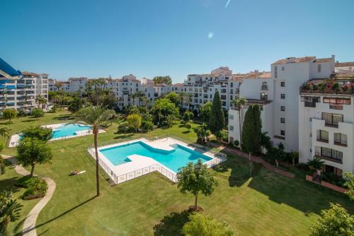 una vista aérea de un complejo de apartamentos con piscina en Terrazas de Banus Quiet Apartment, en Marbella