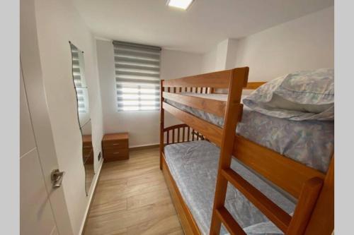 1 dormitorio con 2 literas en una habitación en Magnifico apartamento con vistas al mar, 1ª Linea, en Almuñécar