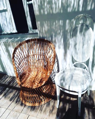 two wicker chairs and a chair on a porch at MAISON MATEJEWSKI chambre d'hôtes avec jardin in Blaye
