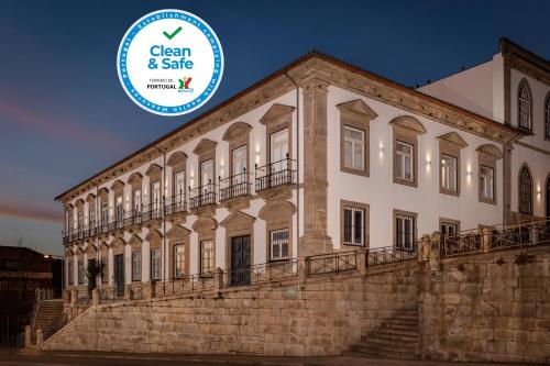 un bâtiment avec un panneau indiquant la propreté et la sécurité dans l'établissement Condes de Azevedo Palace Apartments, à Porto