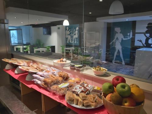 un buffet con muchos tipos diferentes de comida a la vista en Day's Inn Hotel and Residence, en Sliema