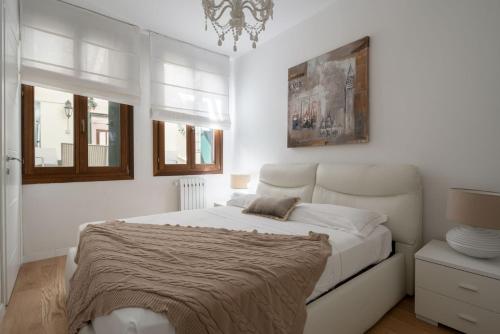 Llit o llits en una habitació de San Marco Prestige with Terrace by Wonderful Italy