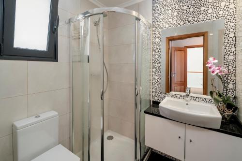 Een badkamer bij OurMadeira - Casa Amaro Sol, tranquil
