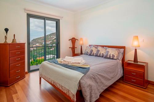 Een bed of bedden in een kamer bij OurMadeira - Casa Amaro Sol, tranquil