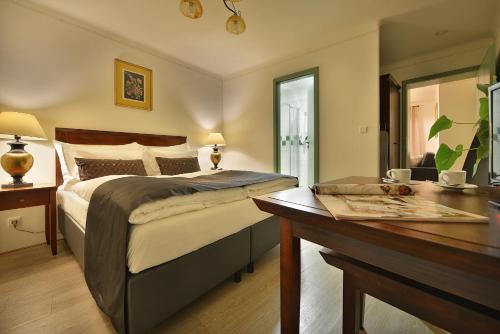 een slaapkamer met een bed en een bureau met een bureau bij Nobles Apartments in Praag
