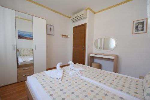 - une chambre avec un lit recouvert de cygnes dans l'établissement Apartment Pampas, à Omišalj