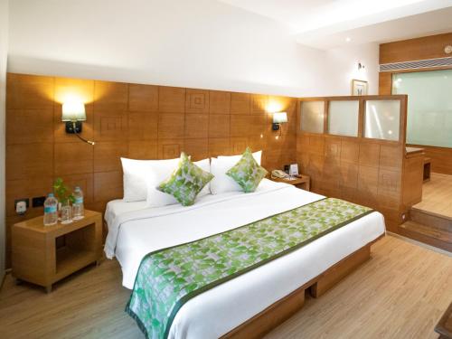 Säng eller sängar i ett rum på The Orchid Hotel Hinjewadi Pune