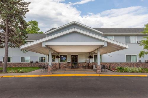 un grande edificio bianco con un ampio portico di Super 8 by Wyndham Duluth a Duluth