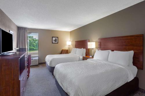 Postel nebo postele na pokoji v ubytování Days Inn by Wyndham Blairsville