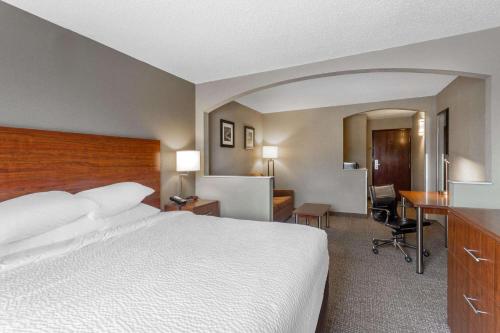 Postel nebo postele na pokoji v ubytování Days Inn by Wyndham Blairsville