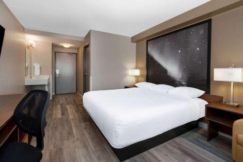 Katil atau katil-katil dalam bilik di Super 8 by Wyndham Winnipeg West
