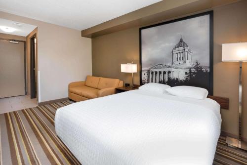 Katil atau katil-katil dalam bilik di Super 8 by Wyndham Winnipeg West