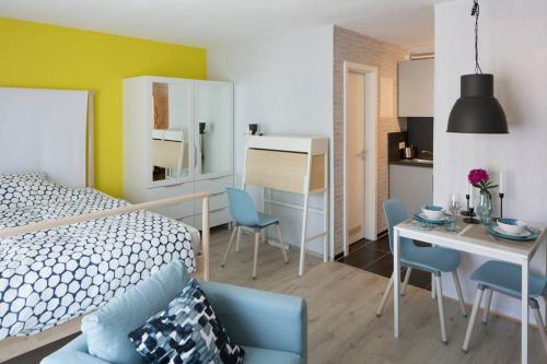 a bedroom with a bed and a table and chairs at Exklusives Apartment inklusive Netflix und Parkplatz in Karlsruhe