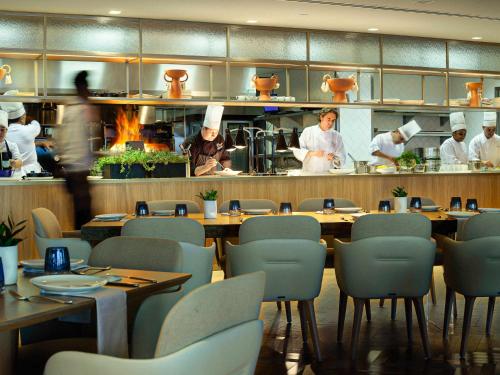 a restaurant with chefs working in the kitchen at Fairmont Rio de Janeiro Copacabana in Rio de Janeiro