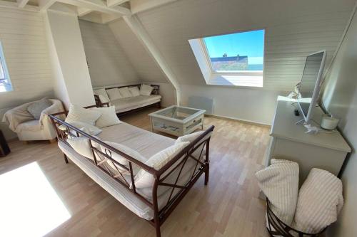 een kamer met een bed en een woonkamer bij Appartement Vue Mer - Cabourg - Normandie in Cabourg