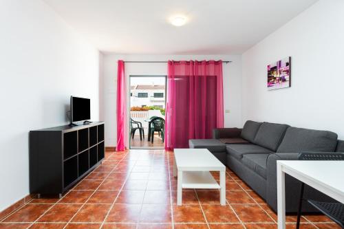 una sala de estar con un sofá y una mesa en Live Don Jose 204, en Costa del Silencio