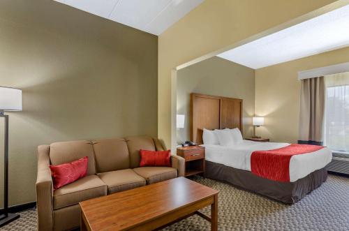 Habitación de hotel con cama y sofá en Comfort Inn, en Waynesboro