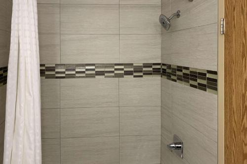 W łazience znajduje się prysznic z zasłoną prysznicową. w obiekcie Rodeway Inn w mieście Edson